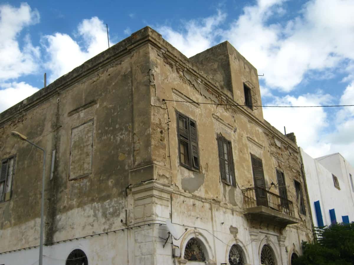 Ancienne maison à balcon en fer forgé dans la Petite Sicile à La Goulette