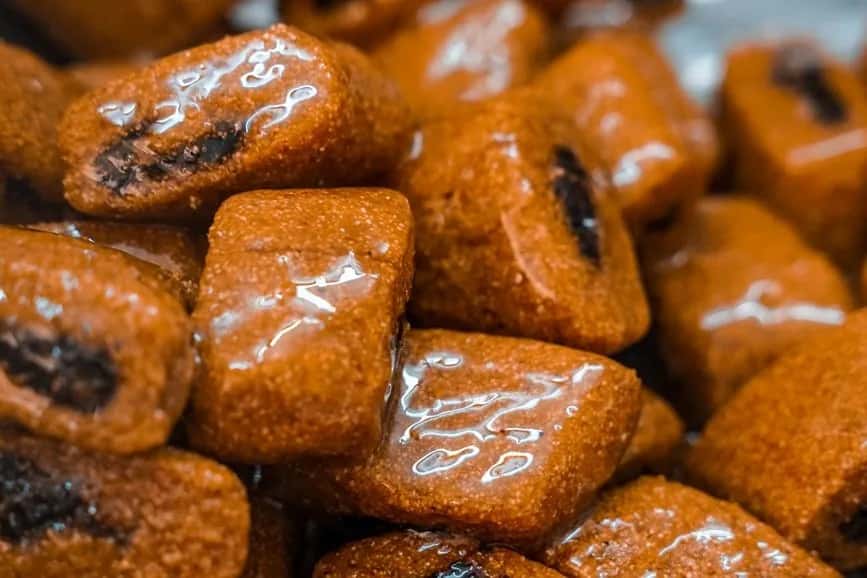 Makroudh : pâtisseries de semoule fourrées aux dattes et glacées au miel