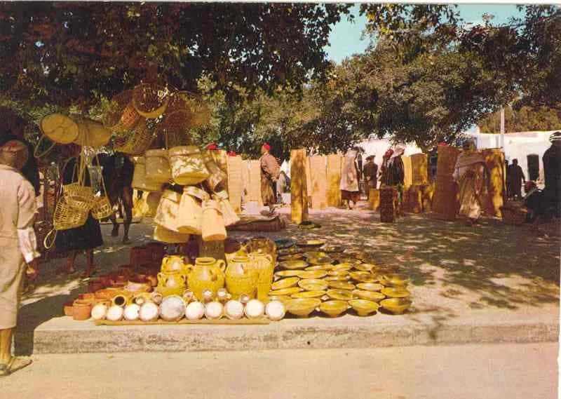 Étals de poterie sur un marché de Houmt Souk, à Djerba