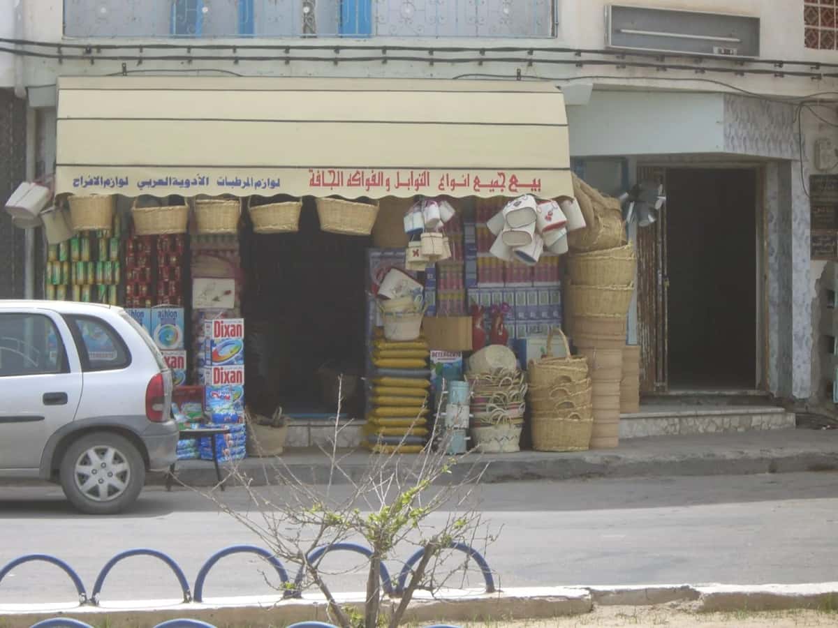 Boutique de paniers en alfa dans une rue du centre de Zarzis