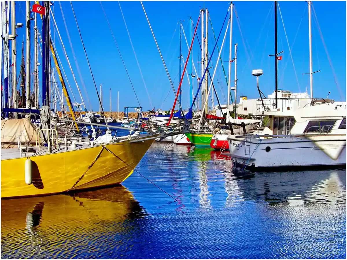 Voiliers et bateaux de pêche amarrés dans la marina de Monastir
