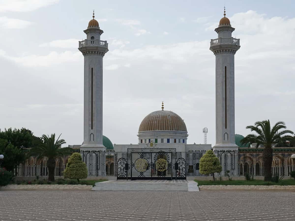 Le mausolée de Habib Bourguiba à Monastir, ses deux minarets et sa coupole dorée