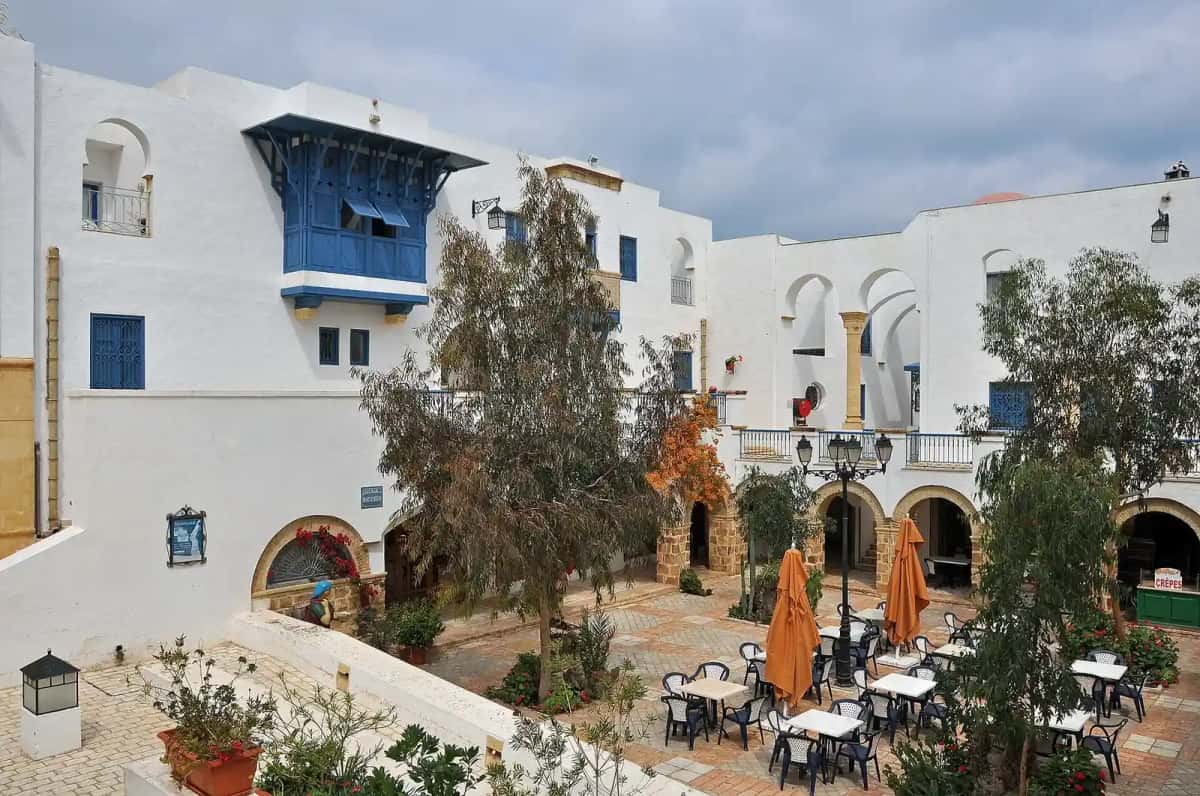 Cour intérieure de la médina de Yasmine Hammamet, architecture blanche et bleue, Tunisie