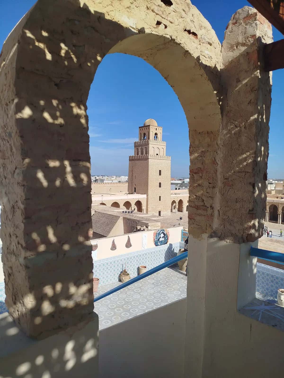 Le minaret de la Grande Mosquée de Kairouan vu depuis une arcade de la cour