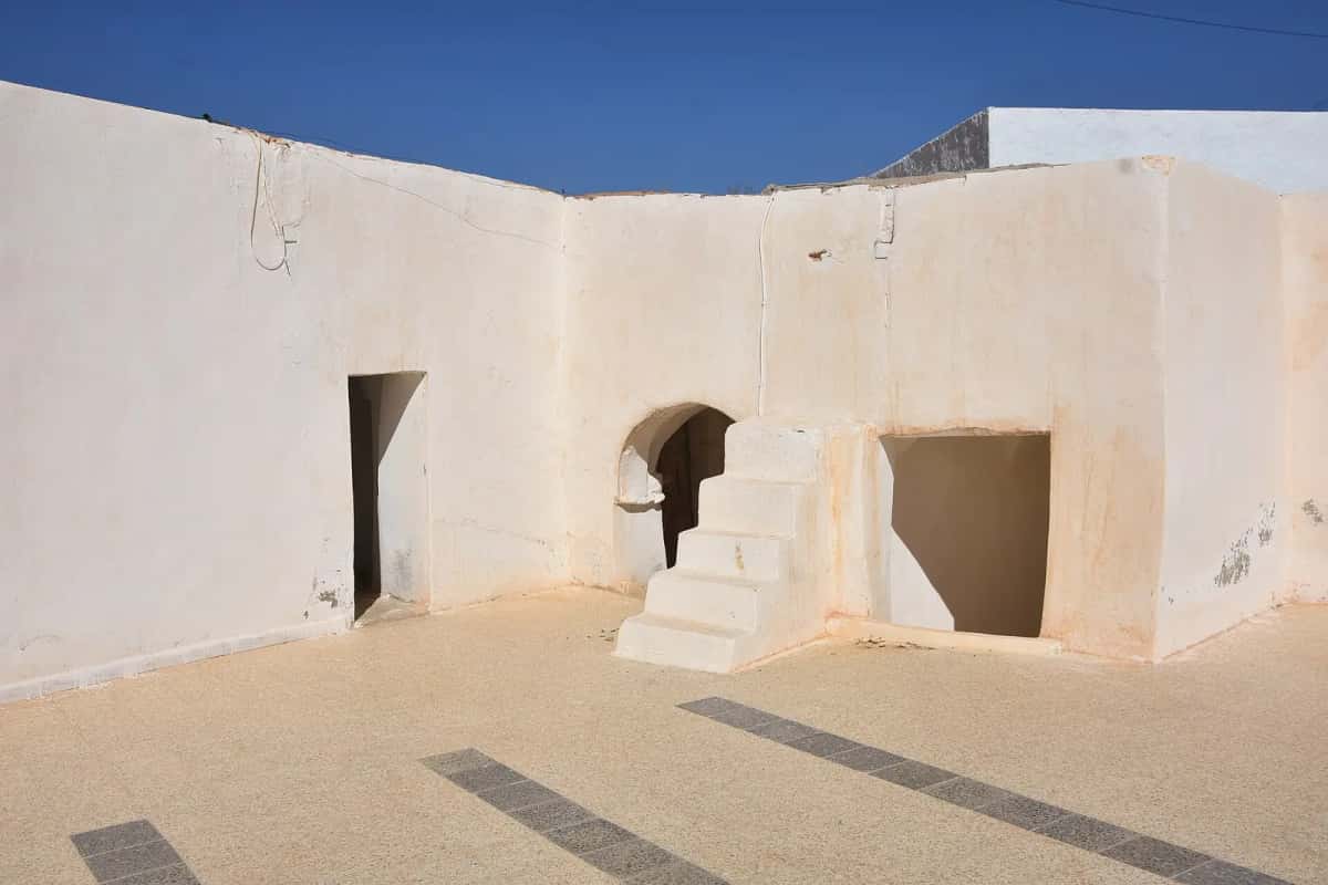 Cour et ouvertures d'un édifice creusé dans la roche à Matmata