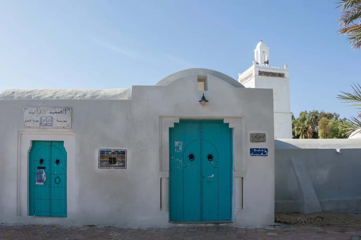Façade blanche, portes turquoise et minaret de la mosquée des Étrangers (Jemaâ El Ghorba), à Houmt Souk