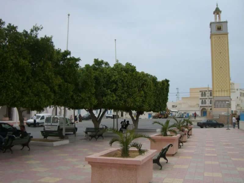 Minaret d'une mosquée et place plantée d'arbres dans le centre de Zarzis