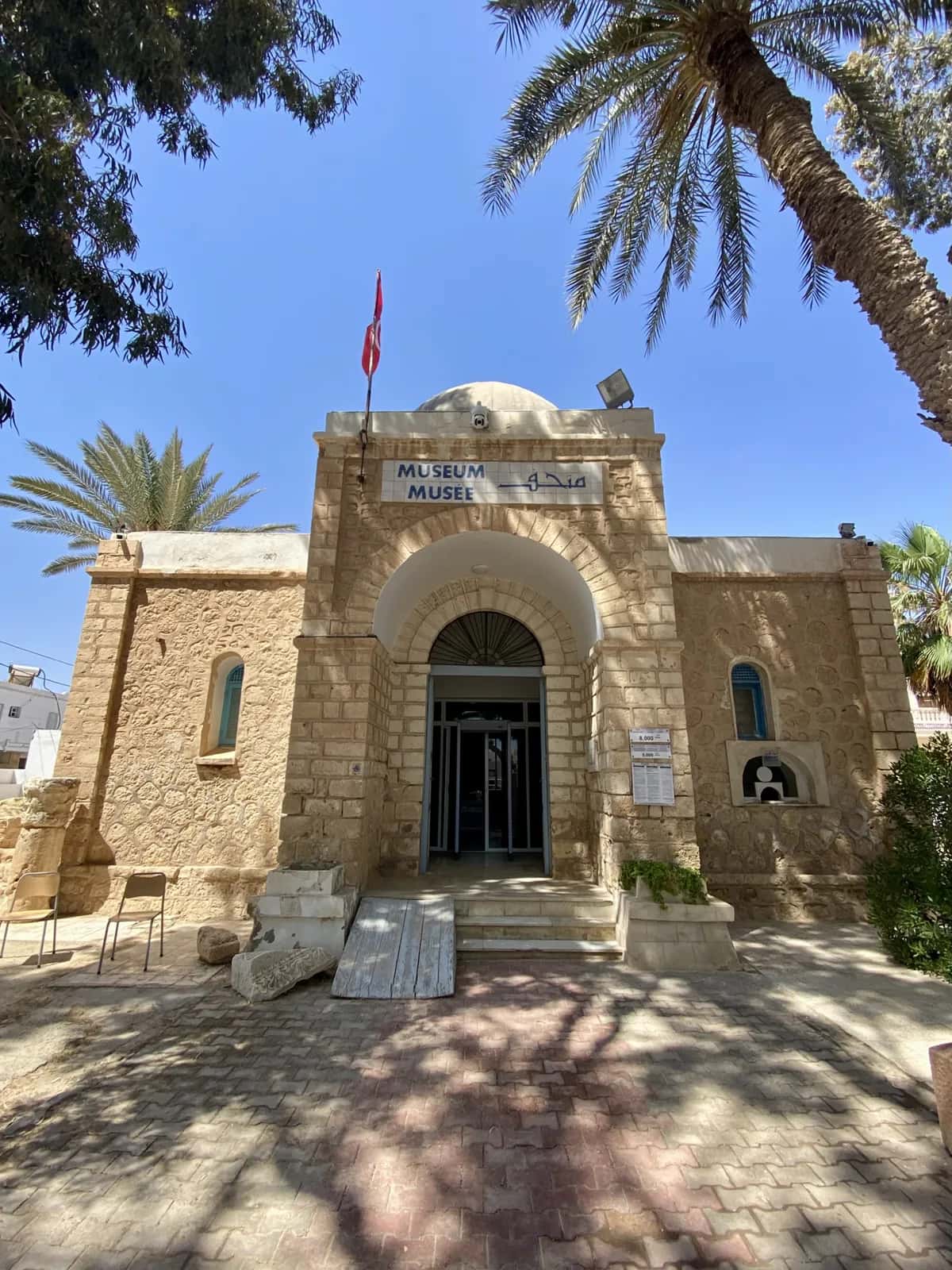 Façade en pierre de l'ancienne église Notre-Dame de la Garde, devenue musée de Zarzis