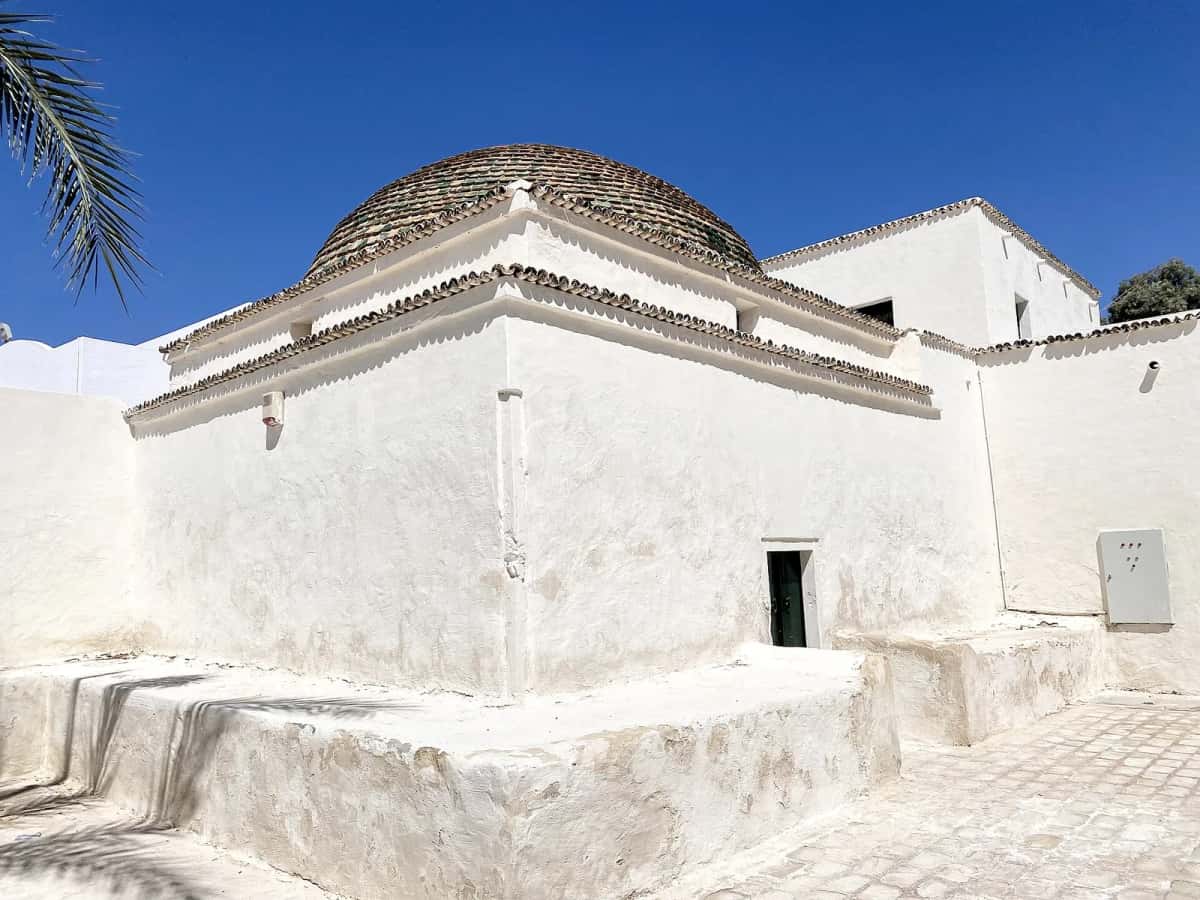 Zaouïa de Sidi Zitouni, murs blancs et coupole en tuiles, qui abrite le musée du patrimoine traditionnel de Houmt Souk