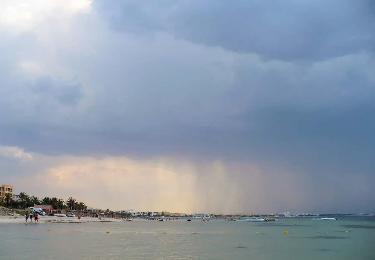 Nuages d'averse au-dessus de la plage de Monastir, au printemps