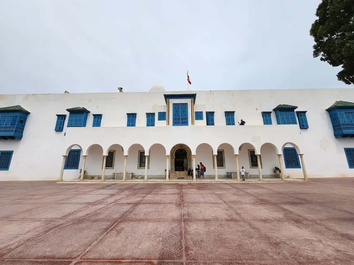 Façade blanche et volets bleus du palais Ennejma Ezzahra à Sidi Bou Saïd, Tunisie