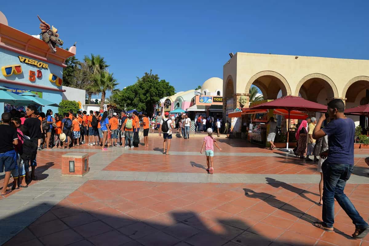 Esplanade de Carthage Land à Yasmine Hammamet : cinéma 5D, boutiques sous les arcades et familles en promenade dans le parc d'attractions