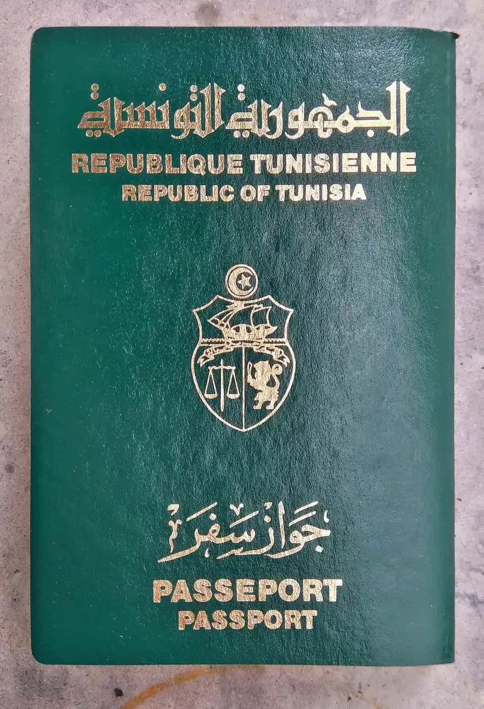 Couverture d'un passeport de la République tunisienne