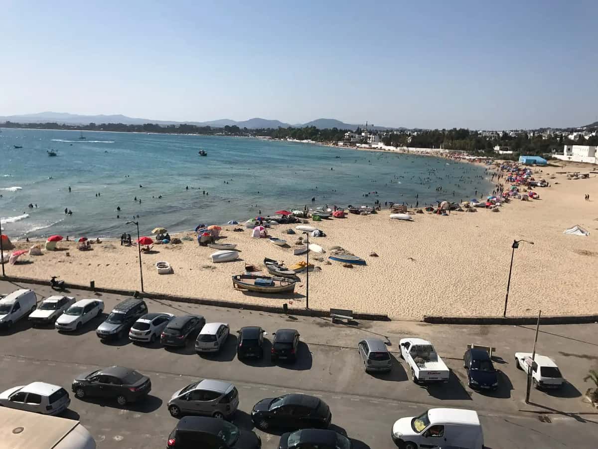 La plage de Hammamet et sa baie fréquentée en plein été