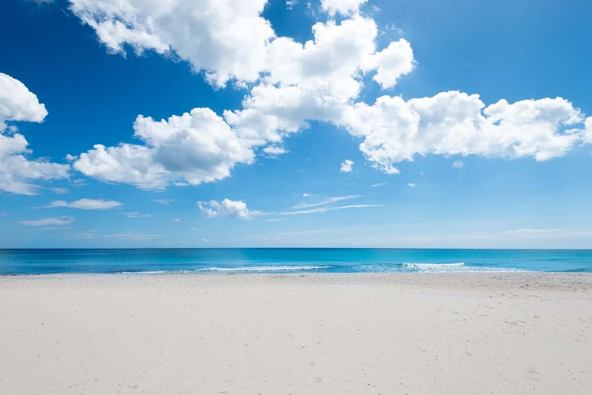 La plage de sable clair de Kelibia et son eau turquoise, au Cap Bon