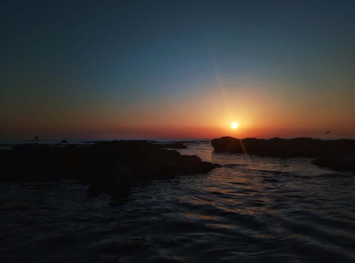 Coucher de soleil sur la mer et les rochers de Chatt Amira, à Souihel, zone touristique de Zarzis