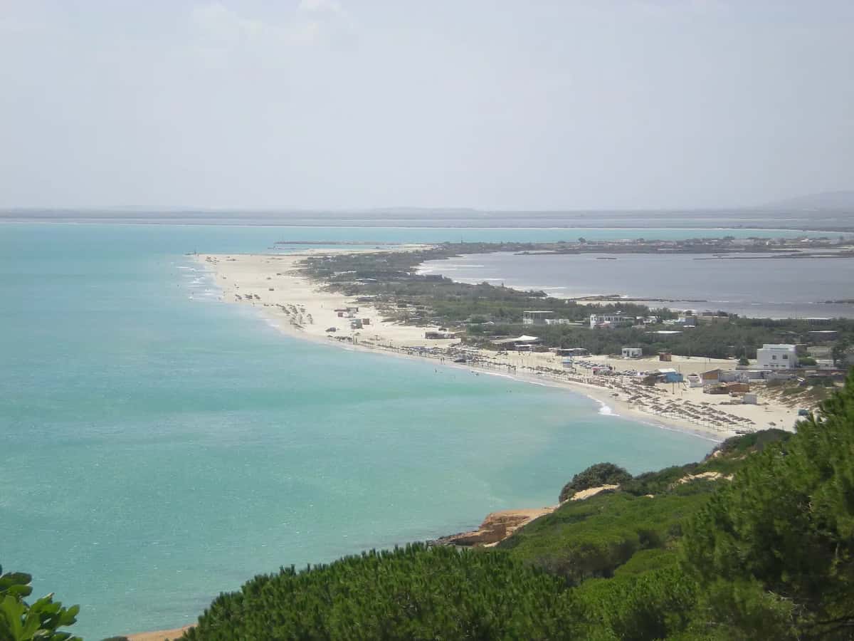 La langue de sable de Sidi Ali El Mekki entre deux étendues d'eau turquoise