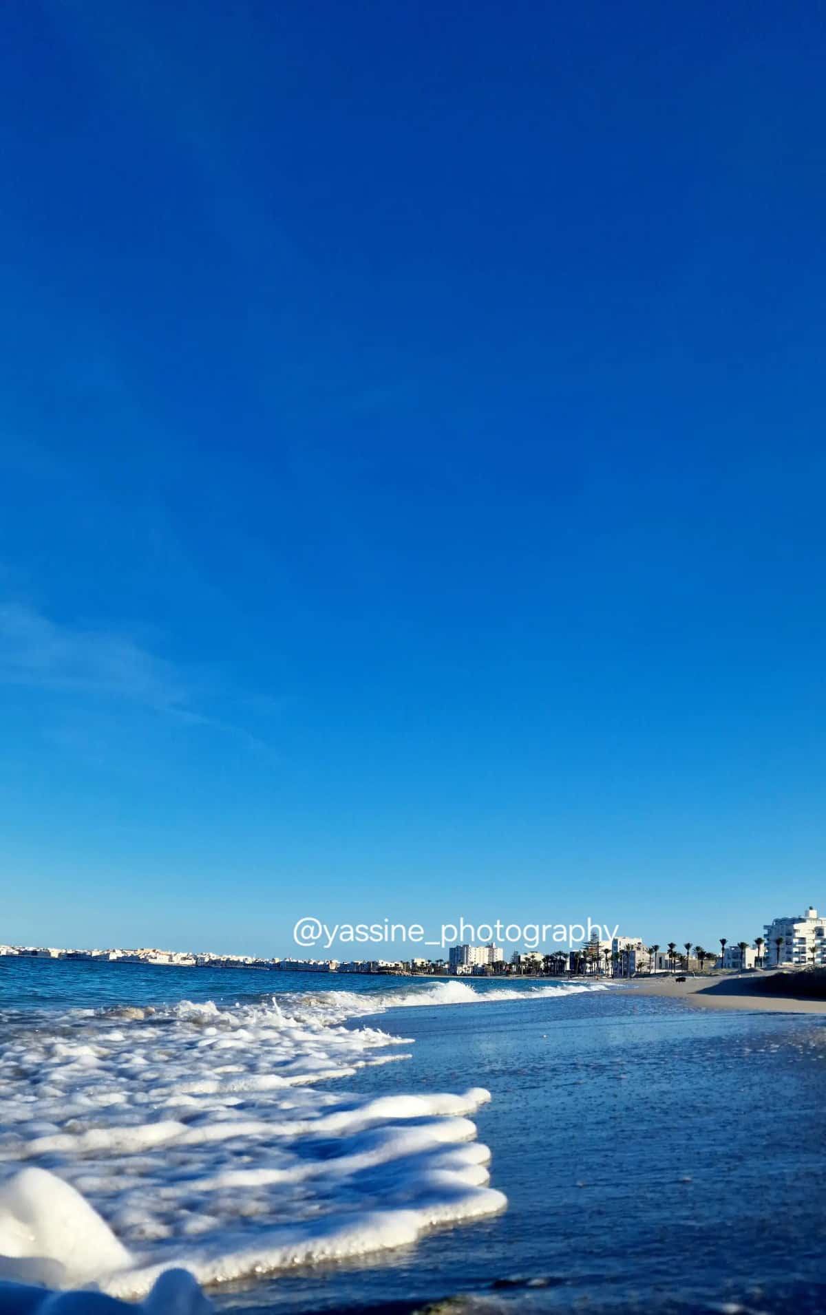 Écume et sable sur une plage de Mahdia, au bord de la Méditerranée