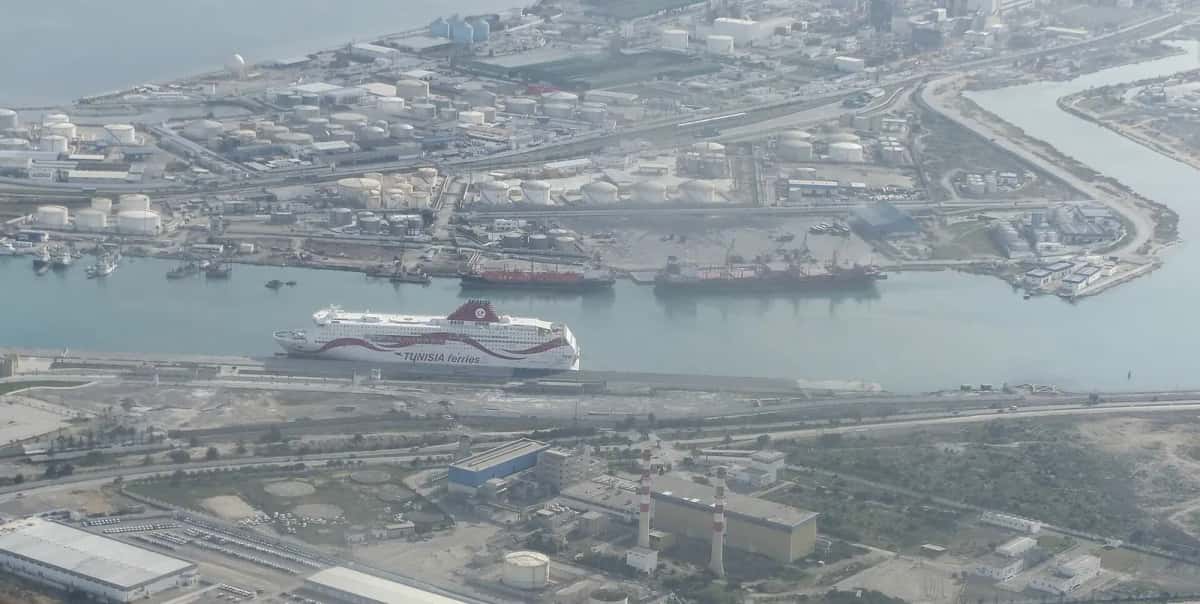 Ferry à quai au port de La Goulette, à Tunis