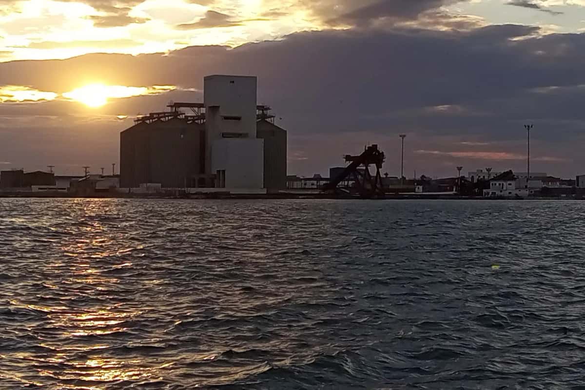 Silo et grue du port de commerce de Sfax au coucher du soleil