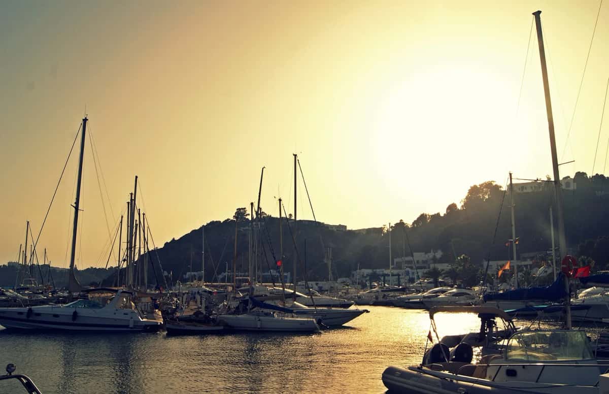 Mâts et bateaux du port de plaisance de Sidi Bou Saïd au coucher du soleil