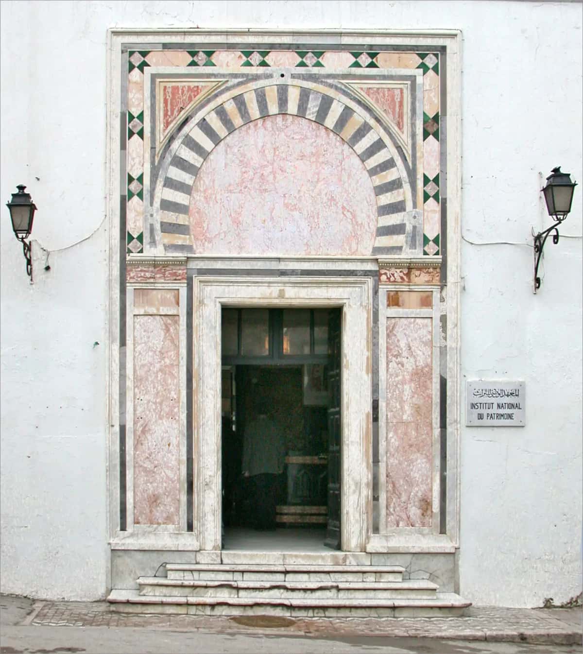 Porte cloutée du Dar Hussein, dans la médina de Tunis