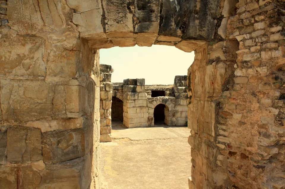 Porte voûtée en pierre sur le site archéologique de Bulla Regia
