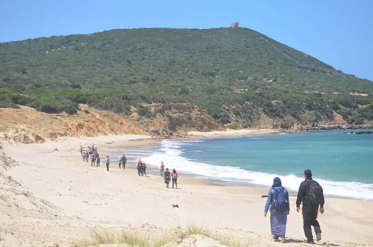 Promeneurs sur une plage tunisienne au début de l'été
