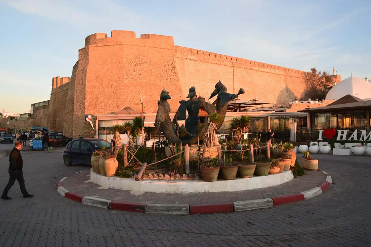 Les remparts de la médina de Hammamet éclairés par la lumière du soir