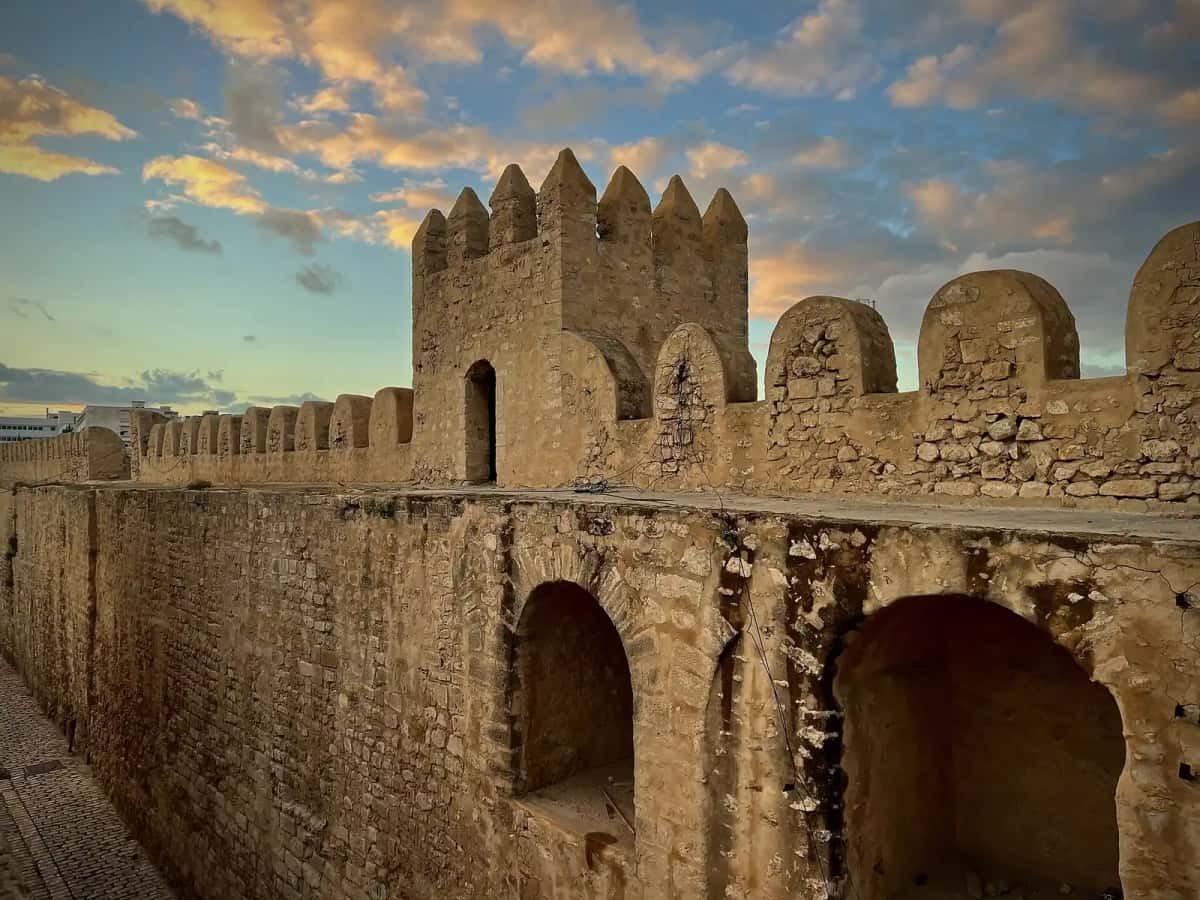 Les remparts crénelés et une porte de la médina de Sousse