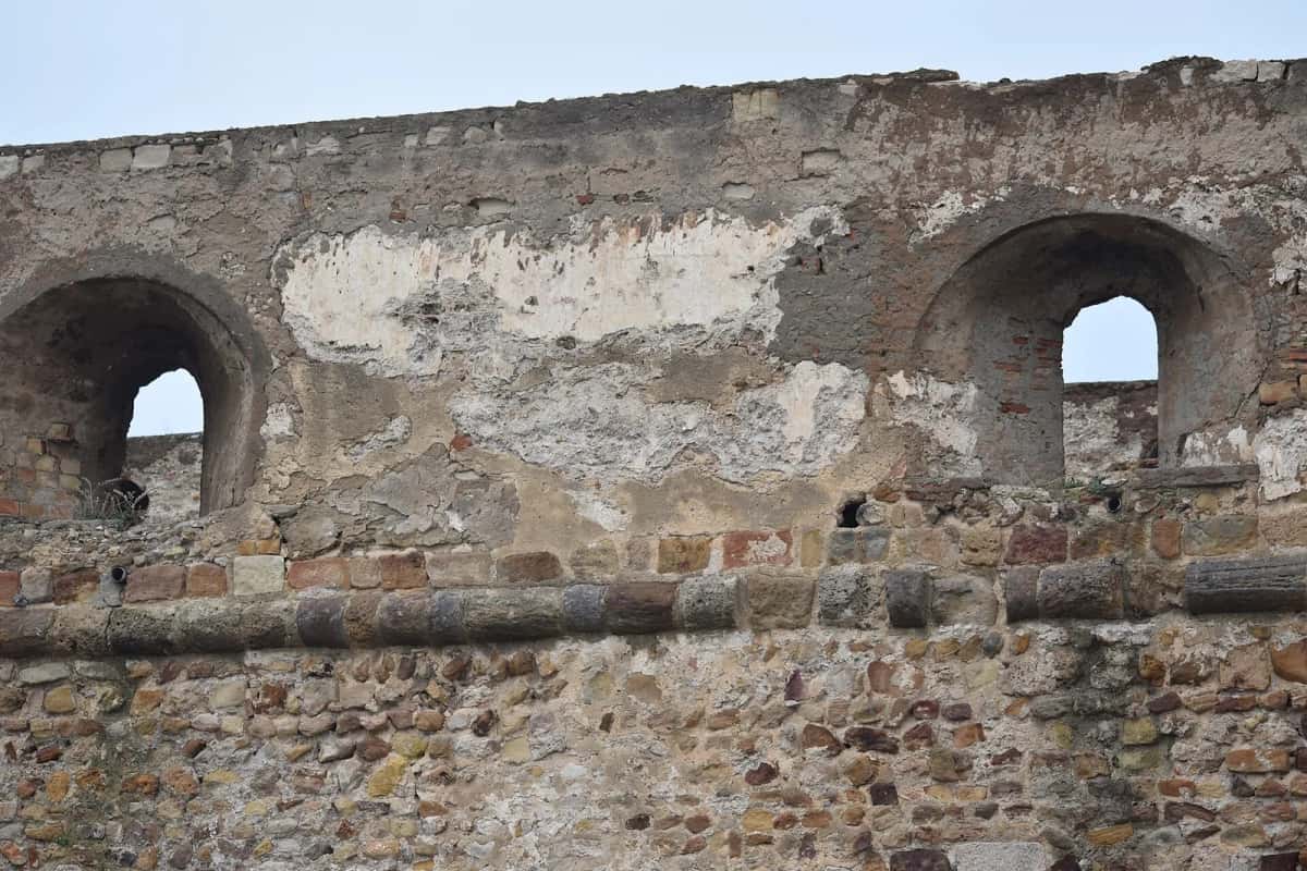 Remparts en pierre du fort Karraka à La Goulette
