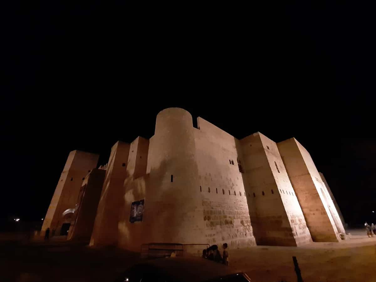 Le ribat de Monastir et ses tours illuminés à la nuit tombée