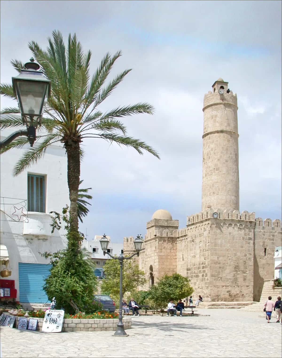 Le ribat de Sousse et sa tour de guet, sous les palmiers
