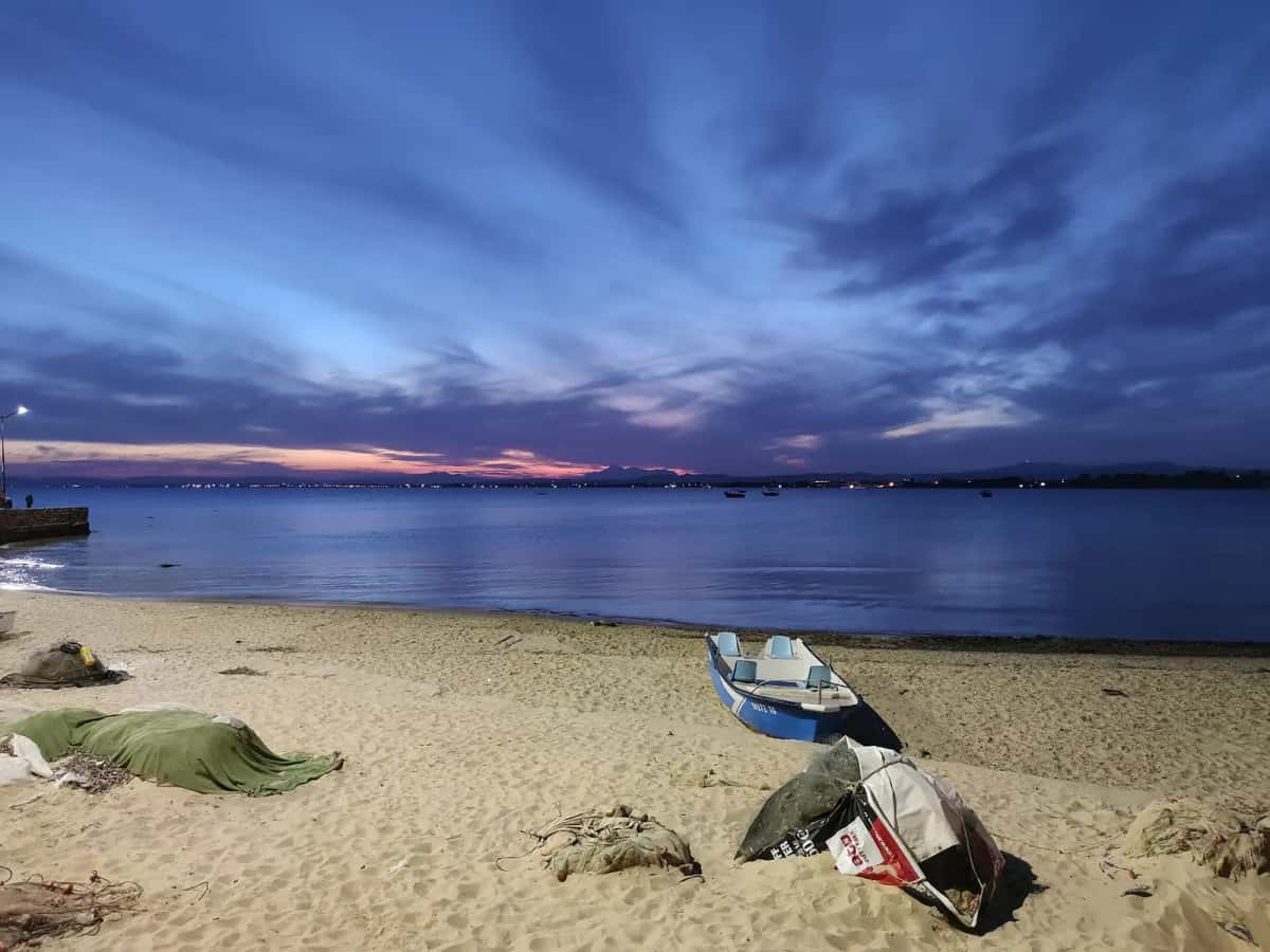 Rivage du golfe au crépuscule, sur la côte tunisienne