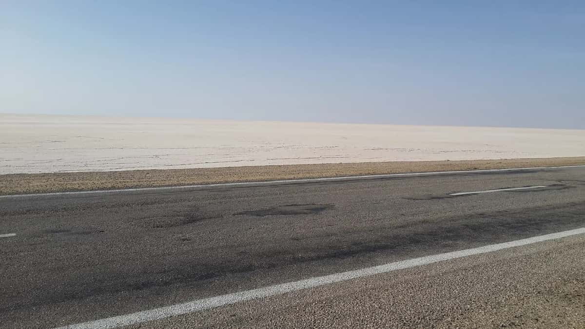 Route goudronnée longeant la plaine de sel du chott el Jérid, dans le Sud tunisien