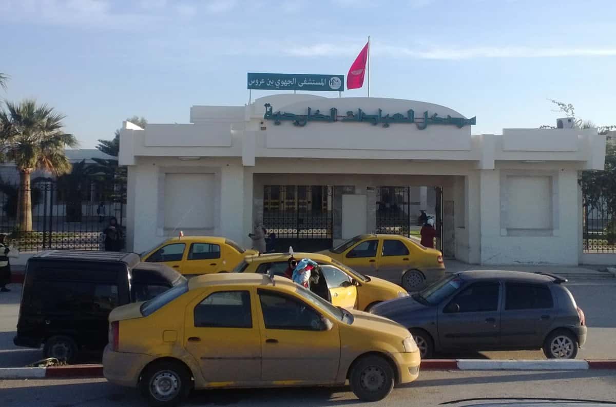 Rue et taxis devant un hôpital régional tunisien