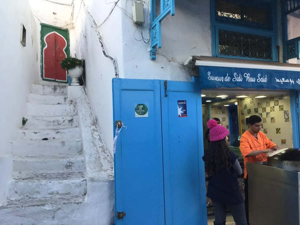 Ruelle blanche et porte bleue de Sidi Bou Saïd, près de Tunis