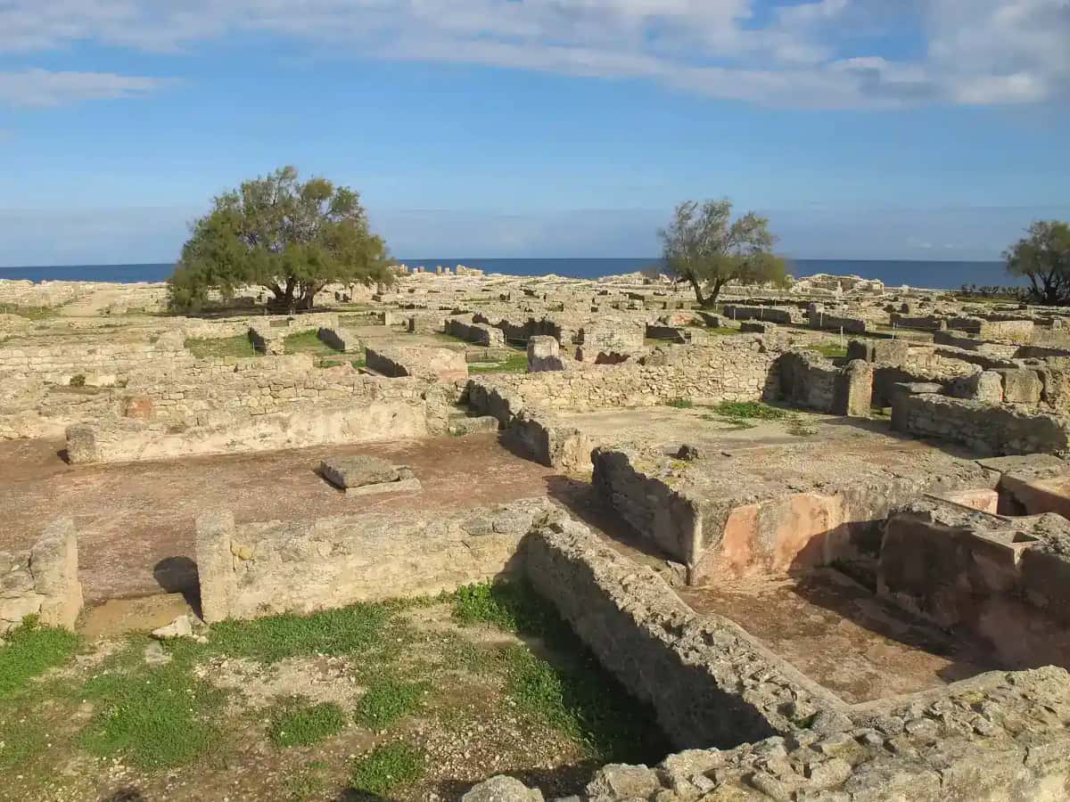 Rues et fondations de maisons de la cité punique de Kerkouane, au bord de la mer