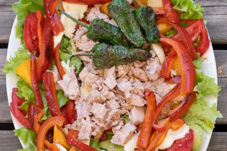Salade de poivrons grillés au thon, proche de la méchouia