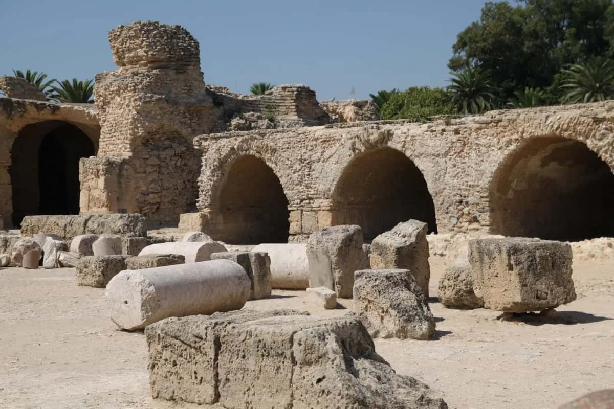 Salles voûtées des soubassements des thermes d'Antonin, à Carthage