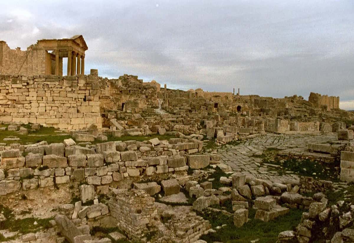 Le site romain de Dougga et son capitole dominant les ruines de la cité