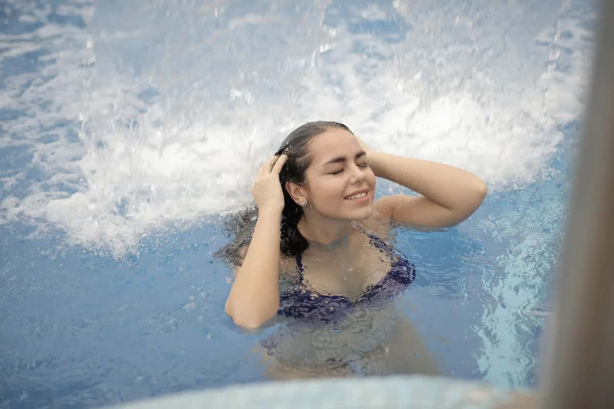 Hydromassage en bassin avec jets d'eau pendant un soin de thalassothérapie