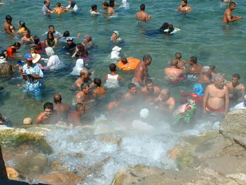 Baigneurs dans les eaux chaudes de la source thermale de Korbous, au Cap Bon
