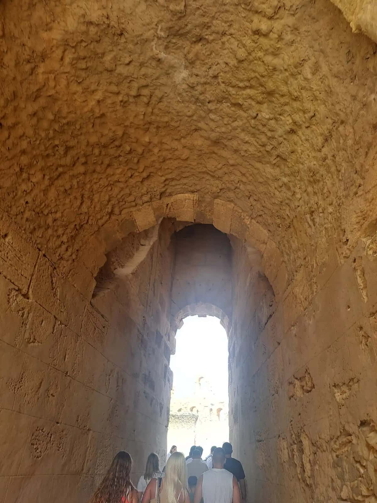 Galerie souterraine voûtée sous l'arène de l'amphithéâtre d'El Jem