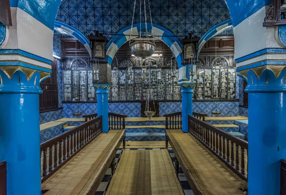 Intérieur bleu et blanc de la synagogue de la Ghriba à Erriadh, île de Djerba