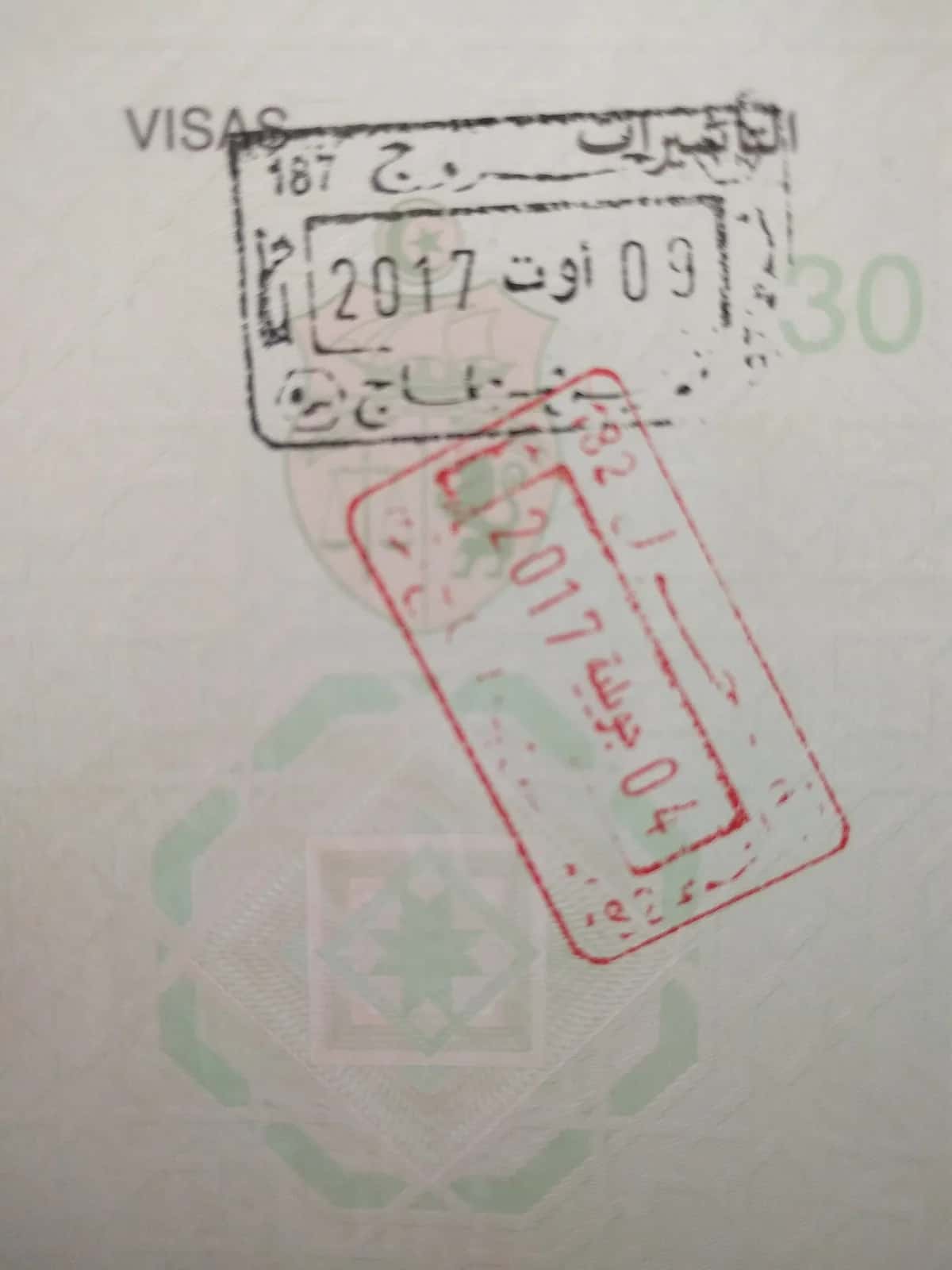 Tampons d'entrée et de sortie du territoire tunisien sur une page de passeport