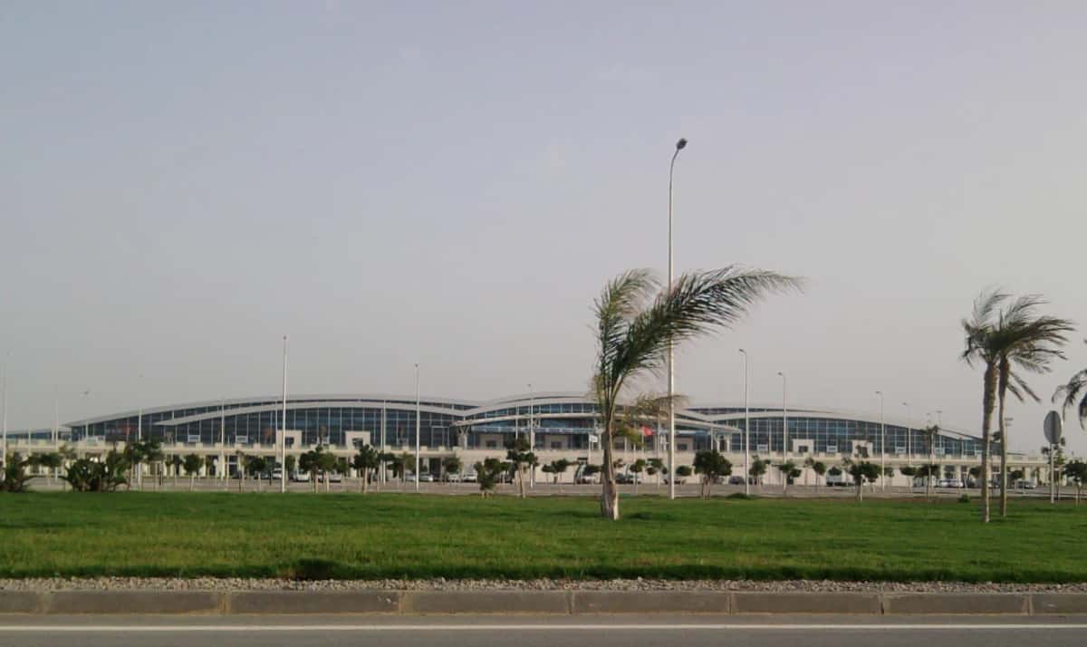 Aérogare de l'aéroport international d'Enfidha-Hammamet vue depuis l'extérieur, Tunisie