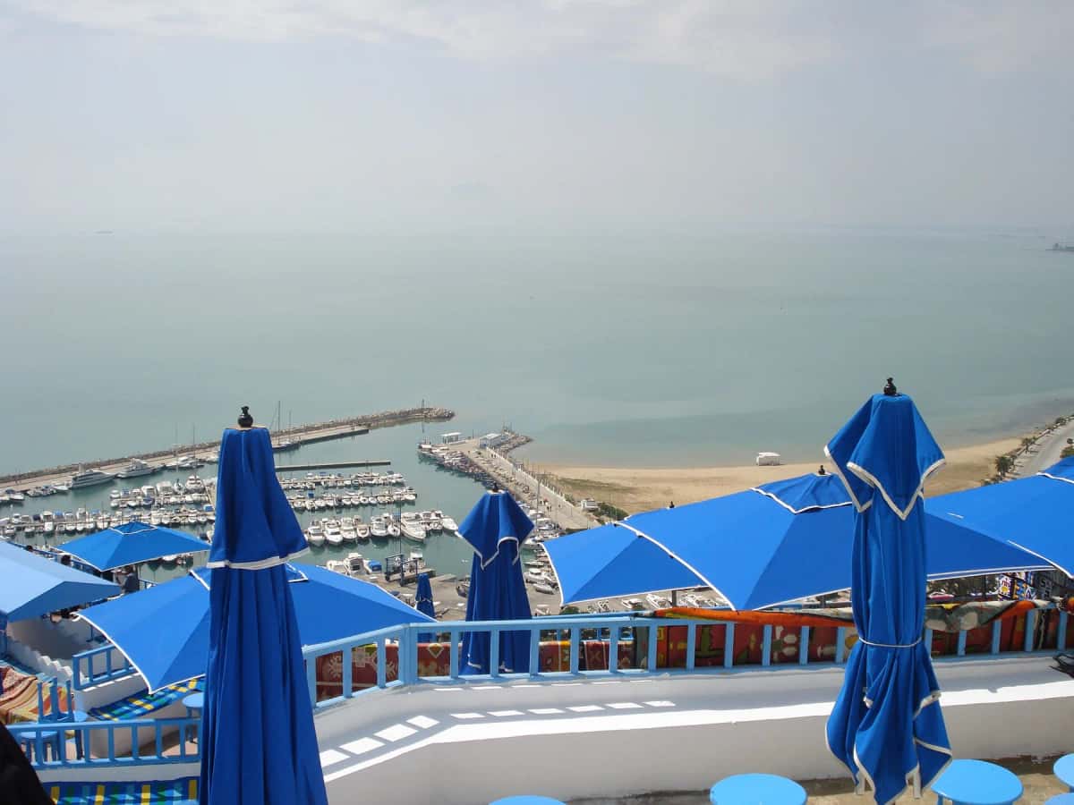 Terrasse dominant la marina de Sidi Bou Saïd