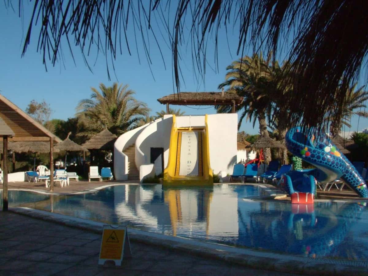 Piscine et toboggans d'un hôtel-club à Djerba