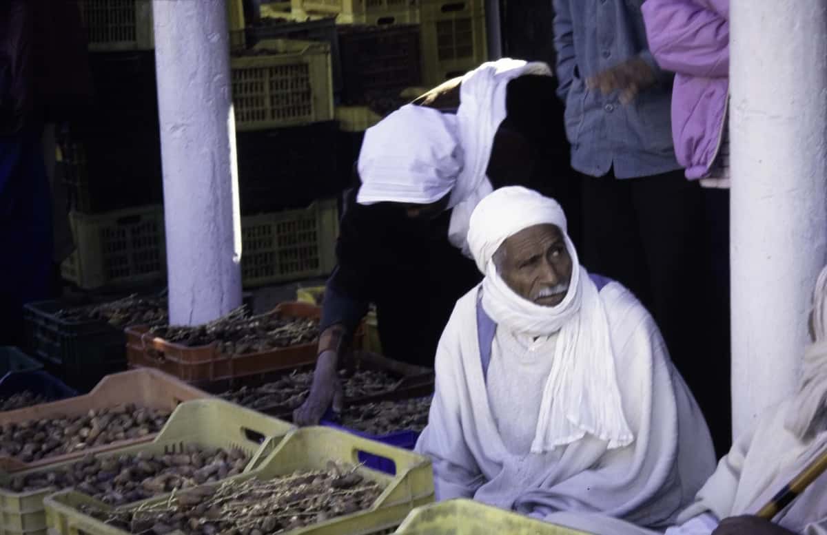 Étals de dattes au marché hebdomadaire de Douz